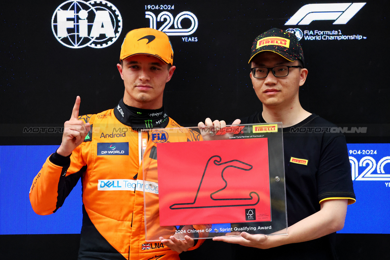 GP CINA, Lando Norris (GBR) McLaren celebrates pole position in Sprint qualifying parc ferme.

19.04.2024. Formula 1 World Championship, Rd 5, Chinese Grand Prix, Shanghai, China, Sprint Qualifiche Day.

- www.xpbimages.com, EMail: requests@xpbimages.com © Copyright: Batchelor / XPB Images