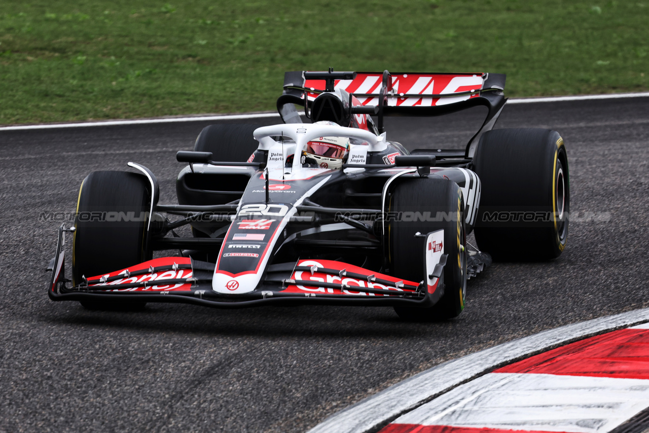 GP CINA, Kevin Magnussen (DEN) Haas VF-24.

19.04.2024. Formula 1 World Championship, Rd 5, Chinese Grand Prix, Shanghai, China, Sprint Qualifiche Day.

- www.xpbimages.com, EMail: requests@xpbimages.com © Copyright: Bearne / XPB Images