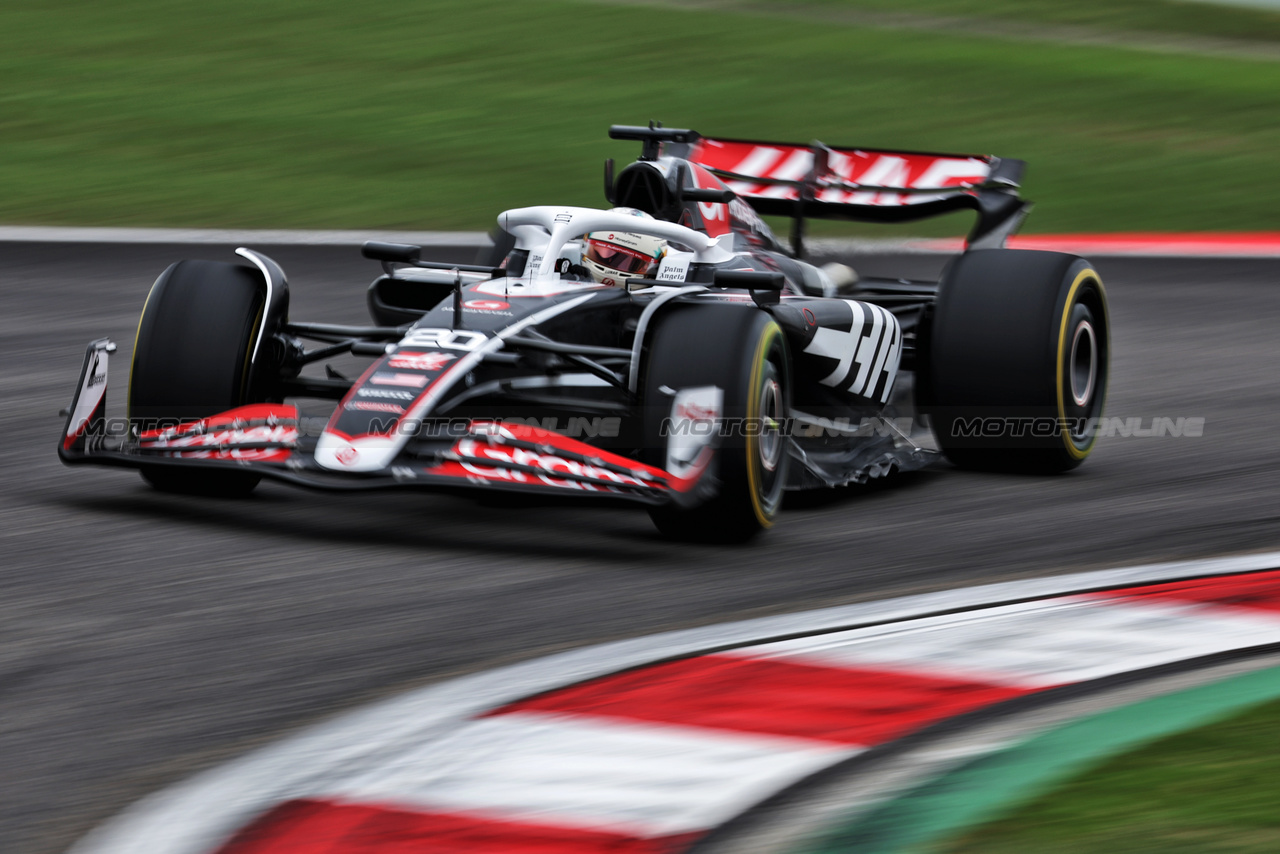 GP CINA, Kevin Magnussen (DEN) Haas VF-24.

19.04.2024. Formula 1 World Championship, Rd 5, Chinese Grand Prix, Shanghai, China, Sprint Qualifiche Day.

- www.xpbimages.com, EMail: requests@xpbimages.com © Copyright: Bearne / XPB Images