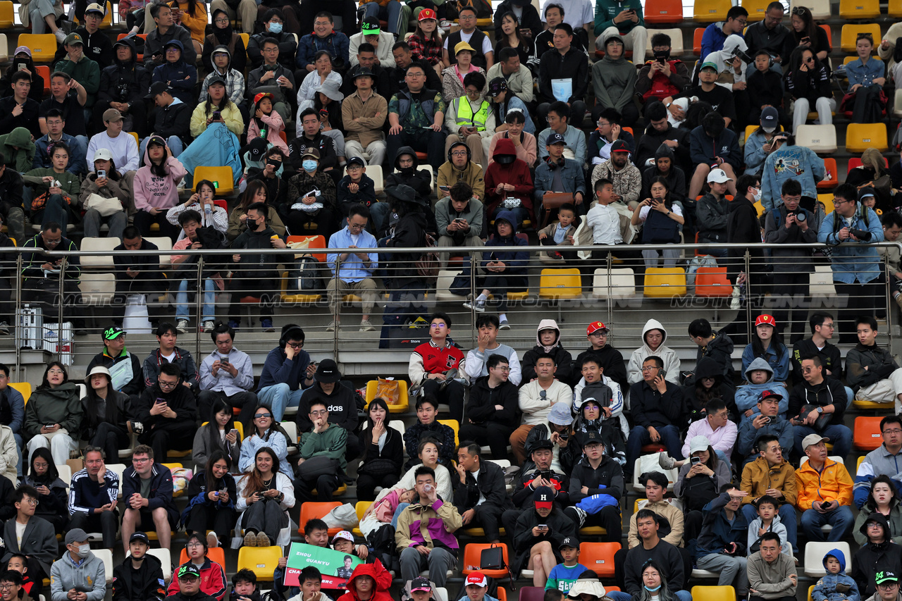 GP CINA, Circuit Atmosfera - fans in the grandstand.

19.04.2024. Formula 1 World Championship, Rd 5, Chinese Grand Prix, Shanghai, China, Sprint Qualifiche Day.

- www.xpbimages.com, EMail: requests@xpbimages.com © Copyright: Rew / XPB Images