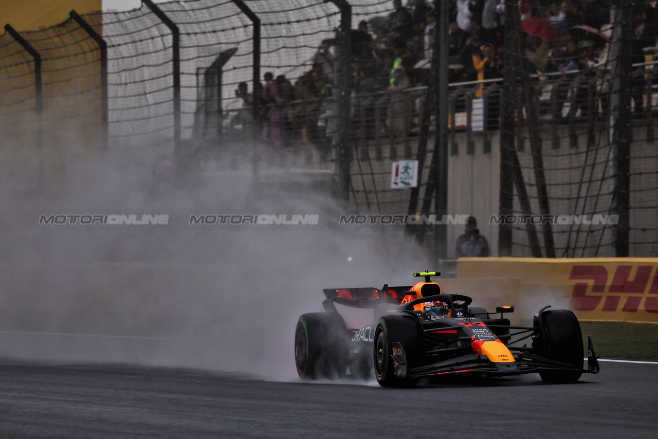 GP CINA, Sergio Perez (MEX) Red Bull Racing RB20.

19.04.2024. Formula 1 World Championship, Rd 5, Chinese Grand Prix, Shanghai, China, Sprint Qualifiche Day.

- www.xpbimages.com, EMail: requests@xpbimages.com © Copyright: Rew / XPB Images