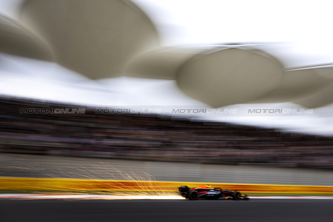 GP CINA, Sergio Perez (MEX) Red Bull Racing RB20 sends sparks flying.

19.04.2024. Formula 1 World Championship, Rd 5, Chinese Grand Prix, Shanghai, China, Sprint Qualifiche Day.

- www.xpbimages.com, EMail: requests@xpbimages.com © Copyright: Rew / XPB Images