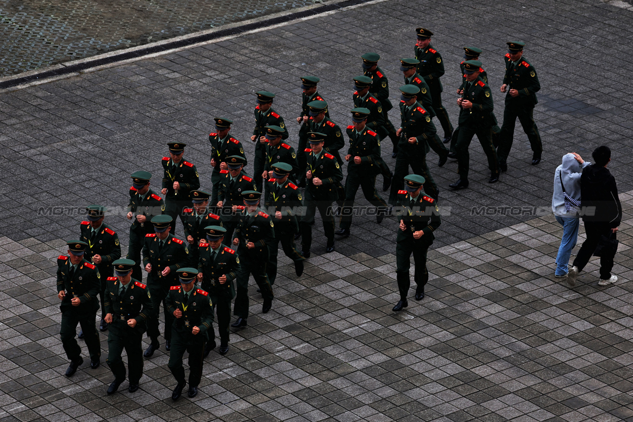 GP CINA, Circuit Atmosfera - security guards.

19.04.2024. Formula 1 World Championship, Rd 5, Chinese Grand Prix, Shanghai, China, Sprint Qualifiche Day.

 - www.xpbimages.com, EMail: requests@xpbimages.com © Copyright: Coates / XPB Images