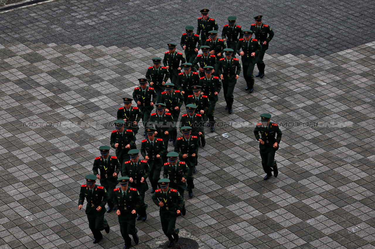 GP CINA, Circuit Atmosfera - security guards.

19.04.2024. Formula 1 World Championship, Rd 5, Chinese Grand Prix, Shanghai, China, Sprint Qualifiche Day.

 - www.xpbimages.com, EMail: requests@xpbimages.com © Copyright: Coates / XPB Images