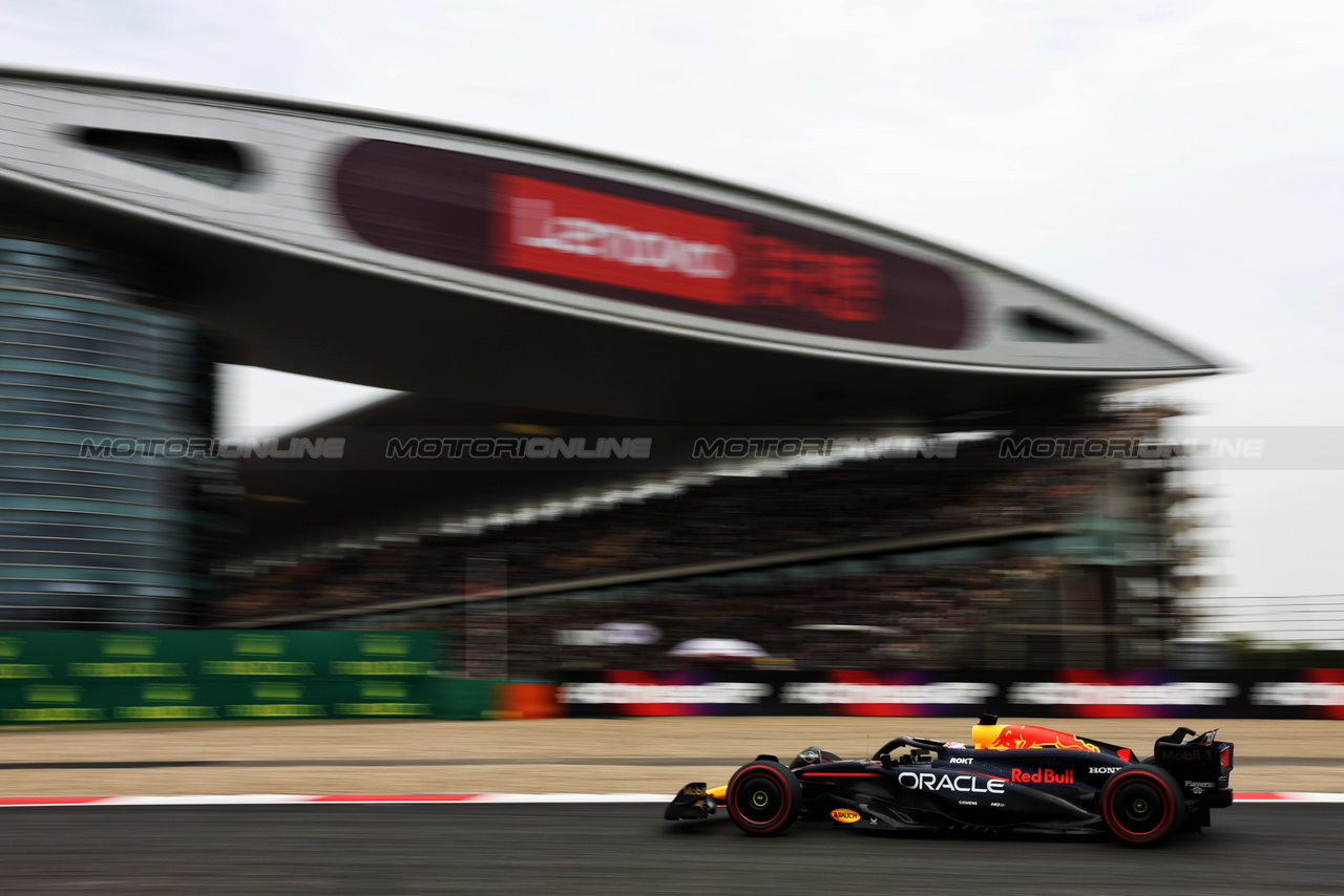 GP CINA, Max Verstappen (NLD) Red Bull Racing RB20.

19.04.2024. Formula 1 World Championship, Rd 5, Chinese Grand Prix, Shanghai, China, Sprint Qualifiche Day.

- www.xpbimages.com, EMail: requests@xpbimages.com © Copyright: Rew / XPB Images