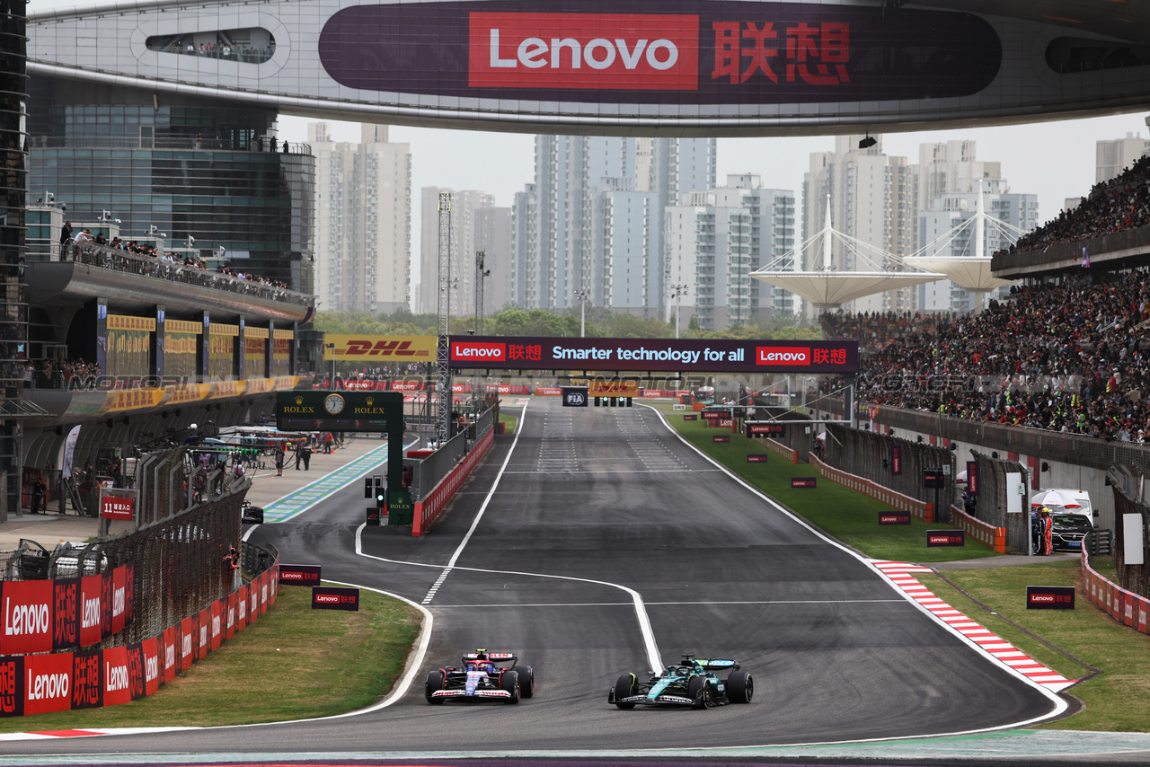 GP CINA, Yuki Tsunoda (JPN) RB VCARB 01 e Lance Stroll (CDN) Aston Martin F1 Team AMR24.

19.04.2024. Formula 1 World Championship, Rd 5, Chinese Grand Prix, Shanghai, China, Sprint Qualifiche Day.

- www.xpbimages.com, EMail: requests@xpbimages.com © Copyright: Rew / XPB Images