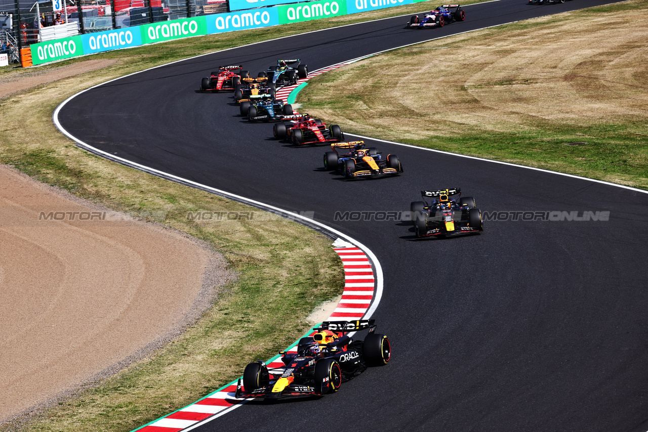 GP GIAPPONE, Max Verstappen (NLD) Red Bull Racing RB20 davanti a at the repartenza of the race.

07.04.2024. Formula 1 World Championship, Rd 4, Japanese Grand Prix, Suzuka, Japan, Gara Day.

- www.xpbimages.com, EMail: requests@xpbimages.com © Copyright: Charniaux / XPB Images