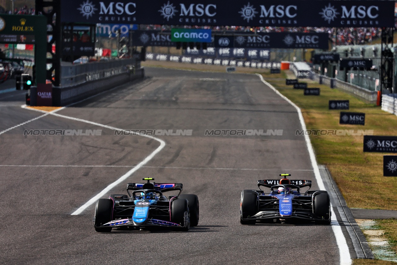 GP GIAPPONE, Pierre Gasly (FRA) Alpine F1 Team A524 e Logan Sargeant (USA) Williams Racing FW46 battle for position.

07.04.2024. Formula 1 World Championship, Rd 4, Japanese Grand Prix, Suzuka, Japan, Gara Day.

- www.xpbimages.com, EMail: requests@xpbimages.com © Copyright: Batchelor / XPB Images