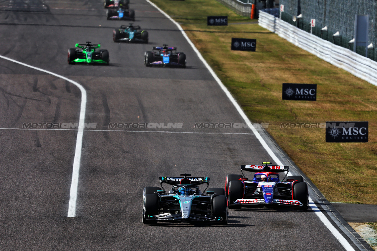 GP GIAPPONE, George Russell (GBR) Mercedes AMG F1 W15 e Yuki Tsunoda (JPN) RB VCARB 01 battle for position.

07.04.2024. Formula 1 World Championship, Rd 4, Japanese Grand Prix, Suzuka, Japan, Gara Day.

- www.xpbimages.com, EMail: requests@xpbimages.com © Copyright: Batchelor / XPB Images