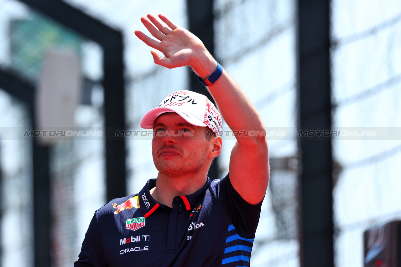 GP GIAPPONE, Max Verstappen (NLD) Red Bull Racing on the drivers' parade.

07.04.2024. Formula 1 World Championship, Rd 4, Japanese Grand Prix, Suzuka, Japan, Gara Day.

 - www.xpbimages.com, EMail: requests@xpbimages.com © Copyright: Coates / XPB Images