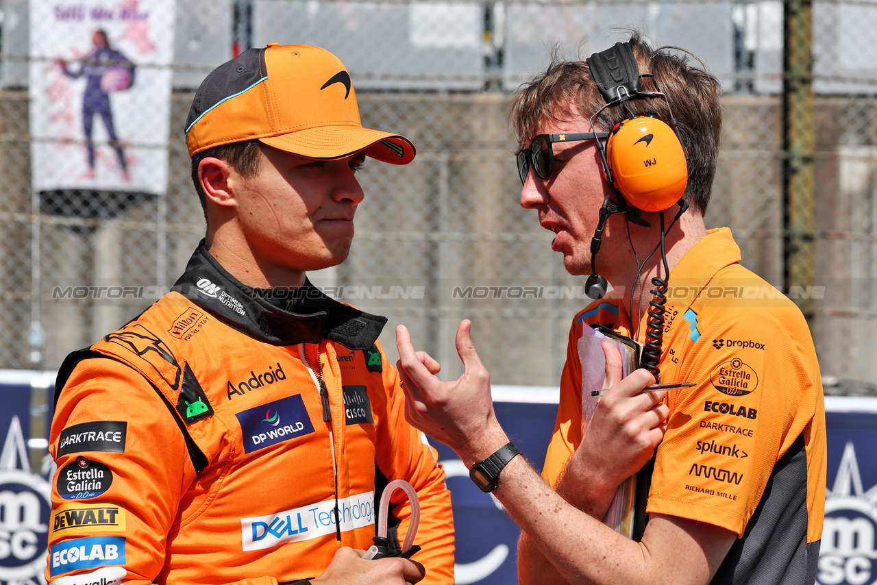 GP GIAPPONE, (L to R): Lando Norris (GBR) McLaren with William Joseph (GBR) McLaren Gara Engineer on the grid.

07.04.2024. Formula 1 World Championship, Rd 4, Japanese Grand Prix, Suzuka, Japan, Gara Day.

- www.xpbimages.com, EMail: requests@xpbimages.com © Copyright: Moy / XPB Images