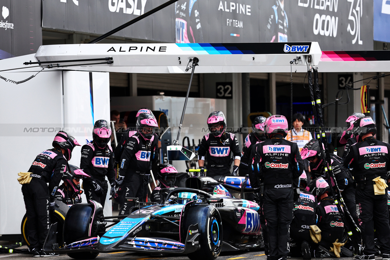 GP GIAPPONE, Pierre Gasly (FRA) Alpine F1 Team A524 makes a pit stop.

07.04.2024. Formula 1 World Championship, Rd 4, Japanese Grand Prix, Suzuka, Japan, Gara Day.

- www.xpbimages.com, EMail: requests@xpbimages.com © Copyright: Batchelor / XPB Images