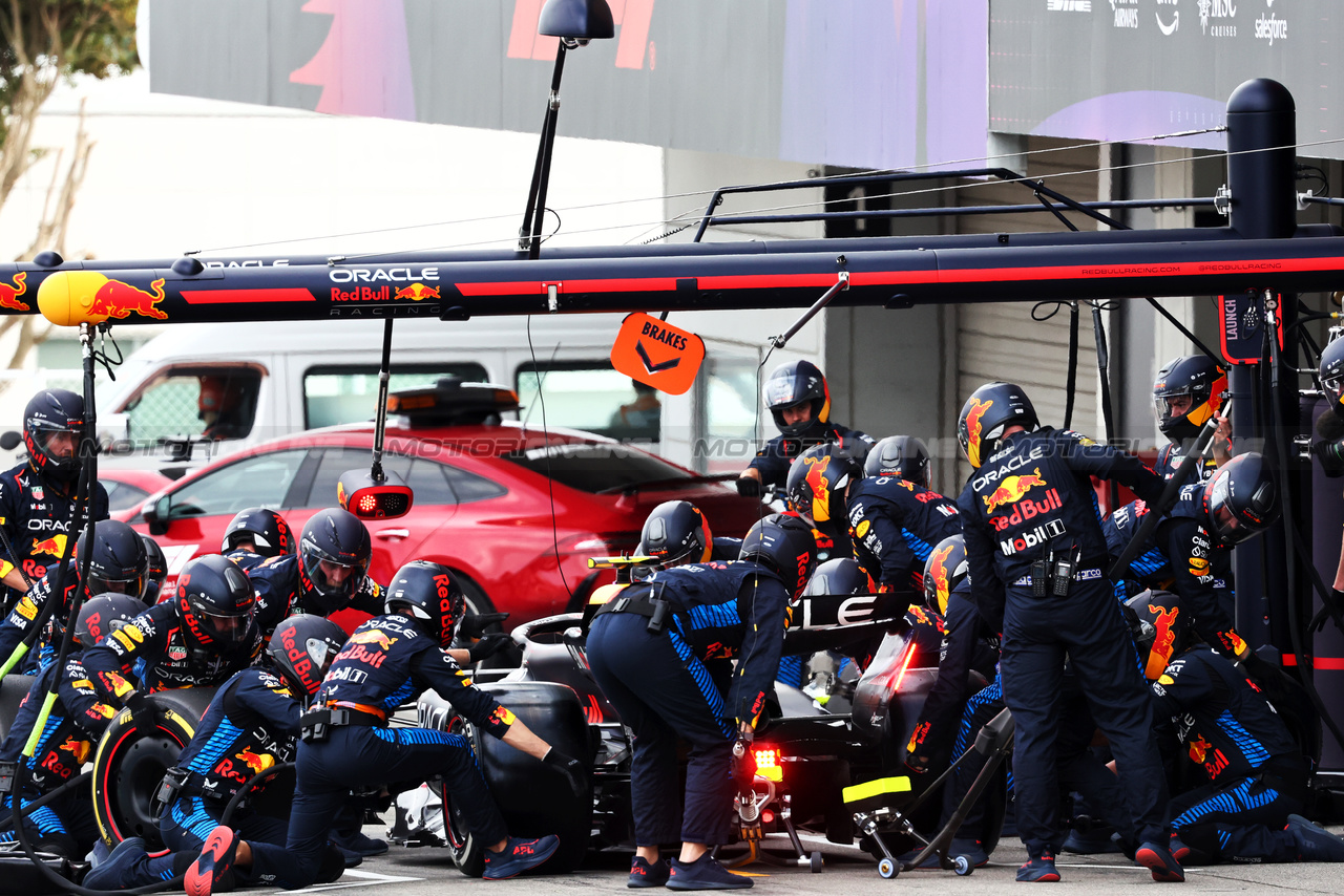 GP GIAPPONE, Sergio Perez (MEX) Red Bull Racing RB20 makes a pit stop.

07.04.2024. Formula 1 World Championship, Rd 4, Japanese Grand Prix, Suzuka, Japan, Gara Day.

- www.xpbimages.com, EMail: requests@xpbimages.com © Copyright: Batchelor / XPB Images