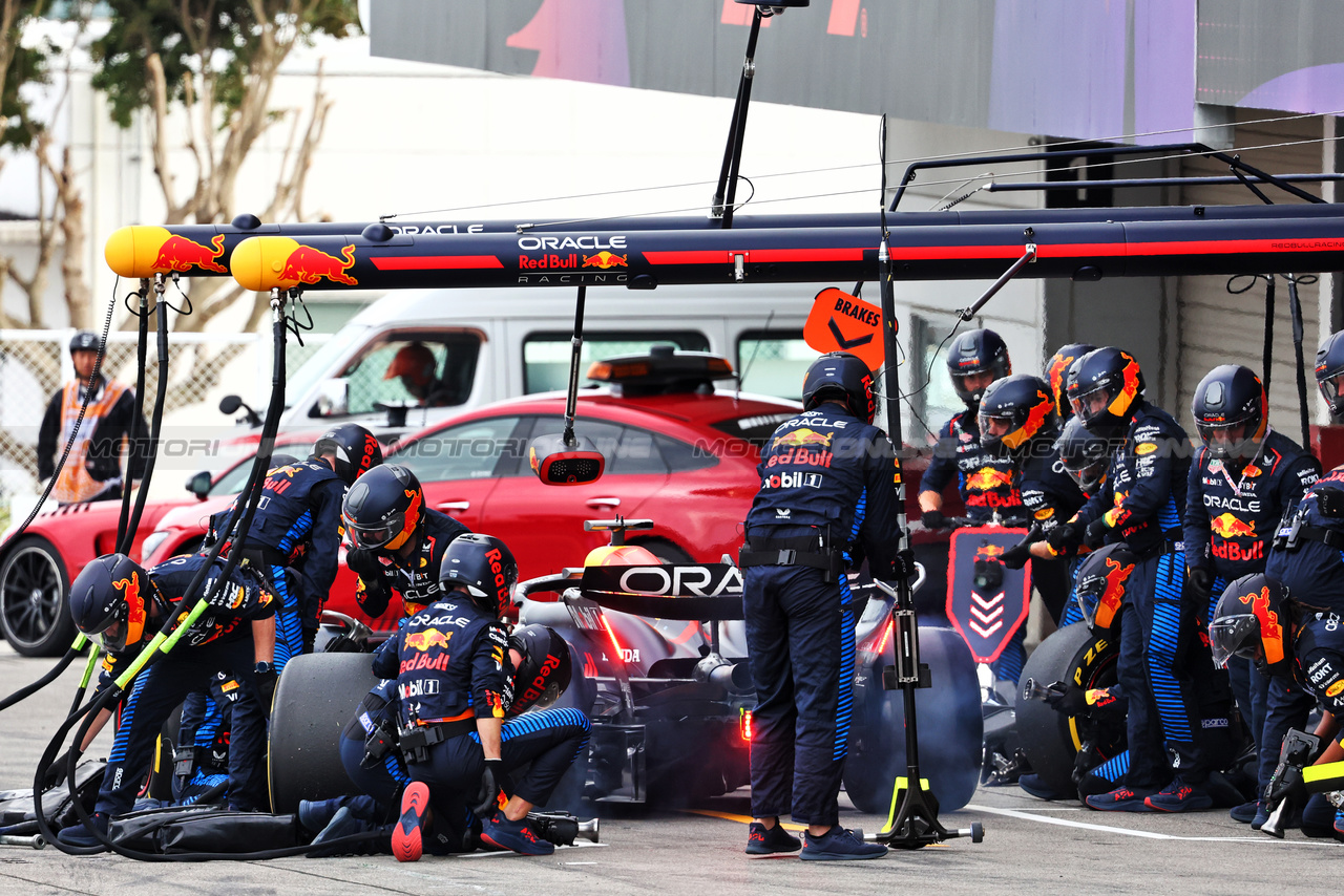 GP GIAPPONE, Max Verstappen (NLD) Red Bull Racing RB20 makes a pit stop.

07.04.2024. Formula 1 World Championship, Rd 4, Japanese Grand Prix, Suzuka, Japan, Gara Day.

- www.xpbimages.com, EMail: requests@xpbimages.com © Copyright: Batchelor / XPB Images