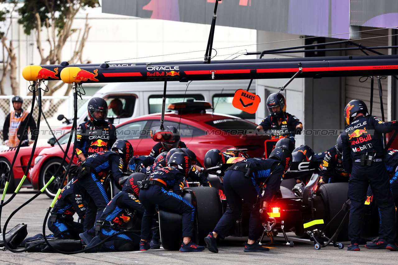 GP GIAPPONE, Max Verstappen (NLD) Red Bull Racing RB20 makes a pit stop.

07.04.2024. Formula 1 World Championship, Rd 4, Japanese Grand Prix, Suzuka, Japan, Gara Day.

- www.xpbimages.com, EMail: requests@xpbimages.com © Copyright: Batchelor / XPB Images