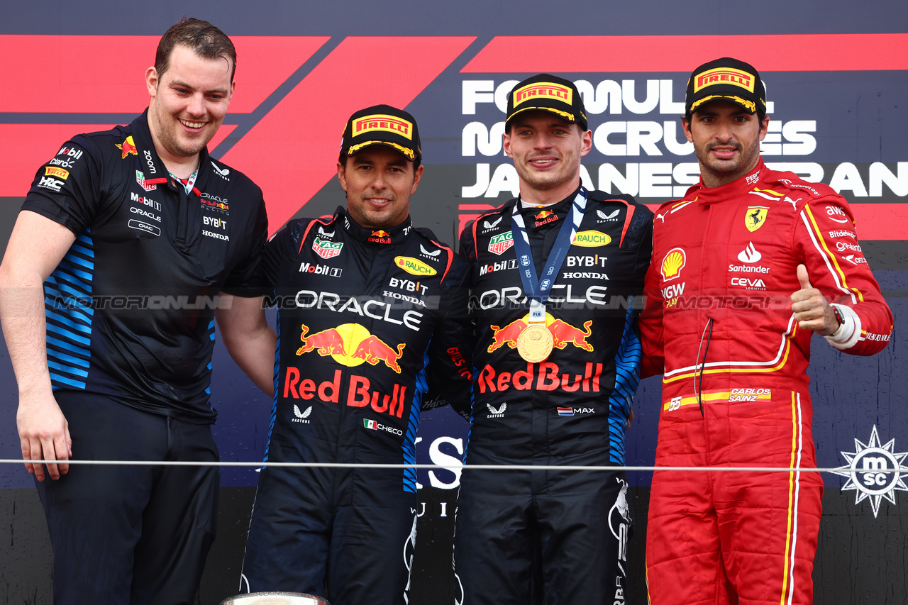 GP GIAPPONE, 1st place Max Verstappen (NLD) Red Bull Racing RB20, 2nd place Sergio Perez (MEX) Red Bull Racing RB20 e 3rd place Carlos Sainz Jr (ESP) Ferrari.
07.04.2024. Formula 1 World Championship, Rd 4, Japanese Grand Prix, Suzuka, Japan, Gara Day.
- www.xpbimages.com, EMail: requests@xpbimages.com © Copyright: Batchelor / XPB Images