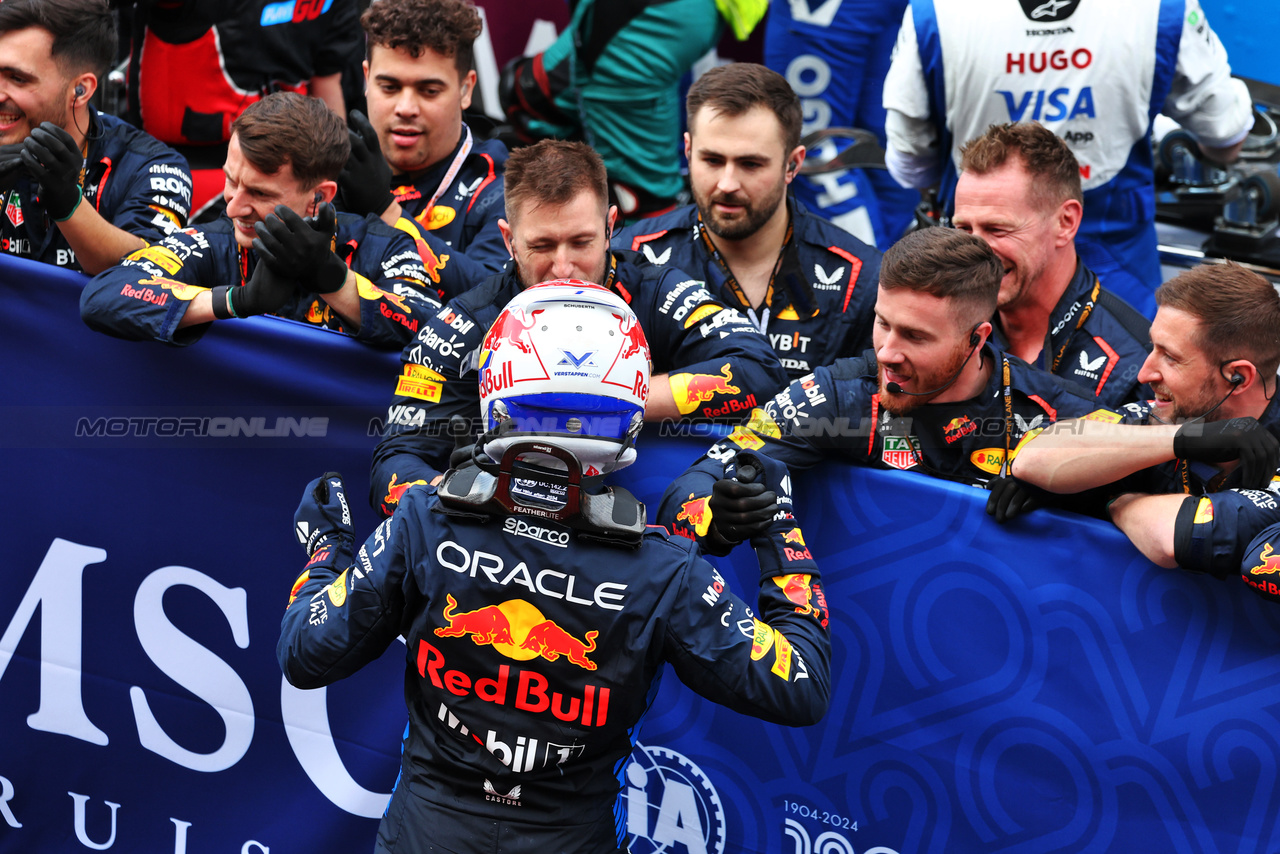 GP GIAPPONE, Gara winner Max Verstappen (NLD) Red Bull Racing celebrates with the team in parc ferme.

07.04.2024. Formula 1 World Championship, Rd 4, Japanese Grand Prix, Suzuka, Japan, Gara Day.

- www.xpbimages.com, EMail: requests@xpbimages.com © Copyright: Moy / XPB Images