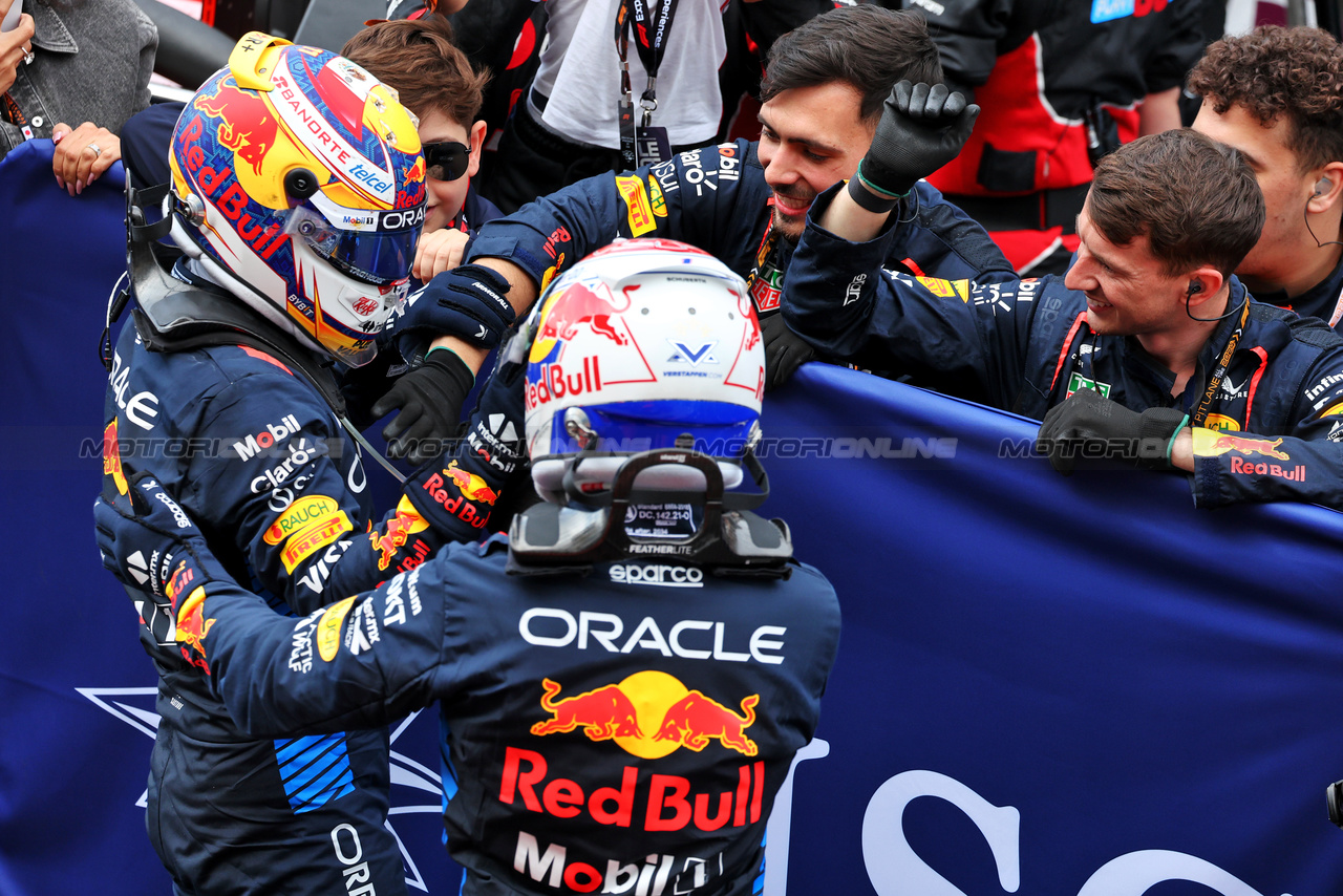GP GIAPPONE, Gara winner Max Verstappen (NLD) Red Bull Racing celebrates with the team e second placed team mate Sergio Perez (MEX) Red Bull Racing in parc ferme.

07.04.2024. Formula 1 World Championship, Rd 4, Japanese Grand Prix, Suzuka, Japan, Gara Day.

- www.xpbimages.com, EMail: requests@xpbimages.com © Copyright: Moy / XPB Images