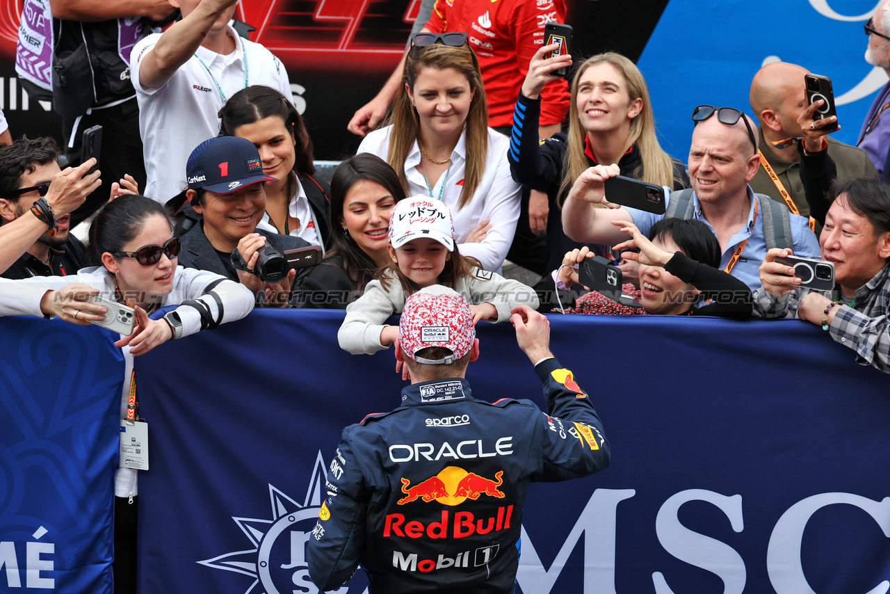 GP GIAPPONE, Gara winner Max Verstappen (NLD) Red Bull Racing celebrates in parc ferme with girlfriend Kelly Piquet (BRA) e her daughter Penelope.

07.04.2024. Formula 1 World Championship, Rd 4, Japanese Grand Prix, Suzuka, Japan, Gara Day.

- www.xpbimages.com, EMail: requests@xpbimages.com © Copyright: Moy / XPB Images