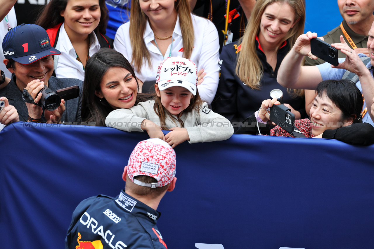 GP GIAPPONE, Gara winner Max Verstappen (NLD) Red Bull Racing celebrates in parc ferme with girlfriend Kelly Piquet (BRA) e her daughter Penelope.

07.04.2024. Formula 1 World Championship, Rd 4, Japanese Grand Prix, Suzuka, Japan, Gara Day.

- www.xpbimages.com, EMail: requests@xpbimages.com © Copyright: Moy / XPB Images