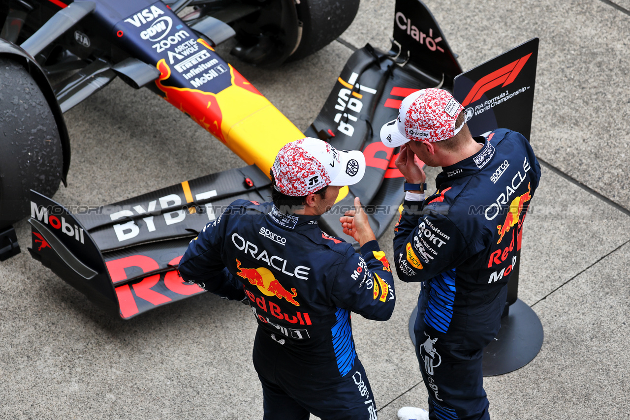 GP GIAPPONE, Gara winner Max Verstappen (NLD) Red Bull Racing RB20 with second placed team mate Sergio Perez (MEX) Red Bull Racing in parc ferme.

07.04.2024. Formula 1 World Championship, Rd 4, Japanese Grand Prix, Suzuka, Japan, Gara Day.

- www.xpbimages.com, EMail: requests@xpbimages.com © Copyright: Moy / XPB Images