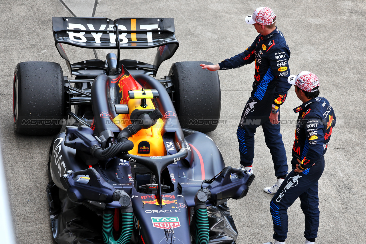 GP GIAPPONE, Gara winner Max Verstappen (NLD) Red Bull Racing RB20 with second placed team mate Sergio Perez (MEX) Red Bull Racing in parc ferme.

07.04.2024. Formula 1 World Championship, Rd 4, Japanese Grand Prix, Suzuka, Japan, Gara Day.

- www.xpbimages.com, EMail: requests@xpbimages.com © Copyright: Moy / XPB Images