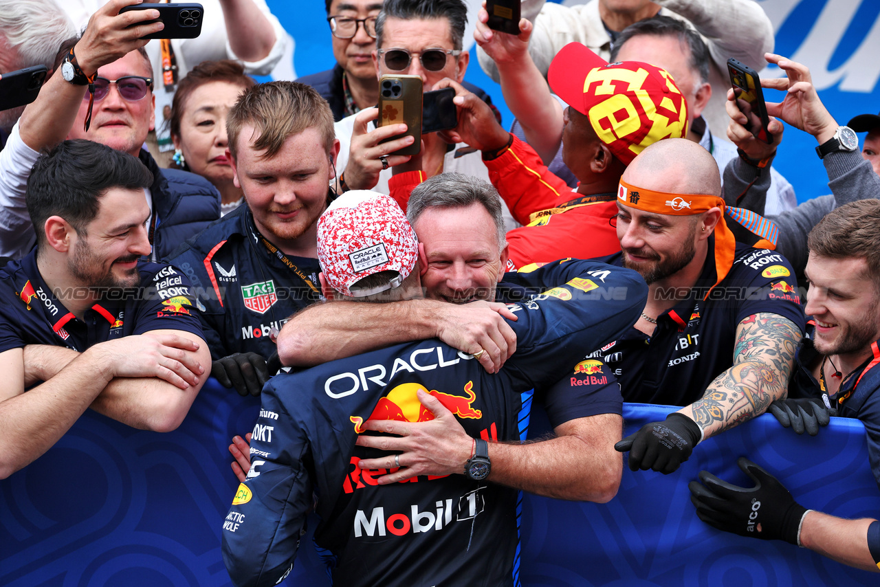 GP GIAPPONE, Gara winner Max Verstappen (NLD) Red Bull Racing celebrates with Christian Horner (GBR) Red Bull Racing Team Principal e the team in parc ferme.

07.04.2024. Formula 1 World Championship, Rd 4, Japanese Grand Prix, Suzuka, Japan, Gara Day.

- www.xpbimages.com, EMail: requests@xpbimages.com © Copyright: Moy / XPB Images
