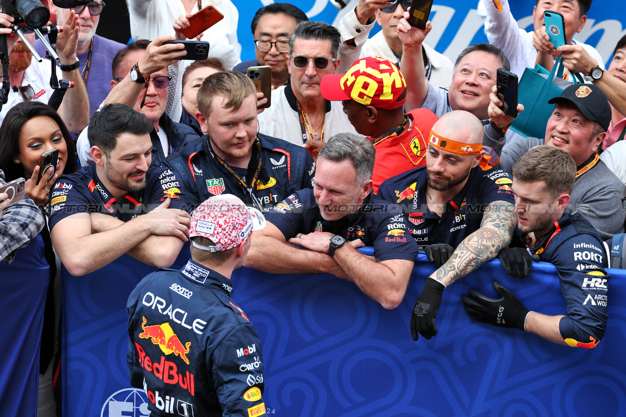 GP GIAPPONE, Gara winner Max Verstappen (NLD) Red Bull Racing with Christian Horner (GBR) Red Bull Racing Team Principal e the team in parc ferme.

07.04.2024. Formula 1 World Championship, Rd 4, Japanese Grand Prix, Suzuka, Japan, Gara Day.

- www.xpbimages.com, EMail: requests@xpbimages.com © Copyright: Moy / XPB Images