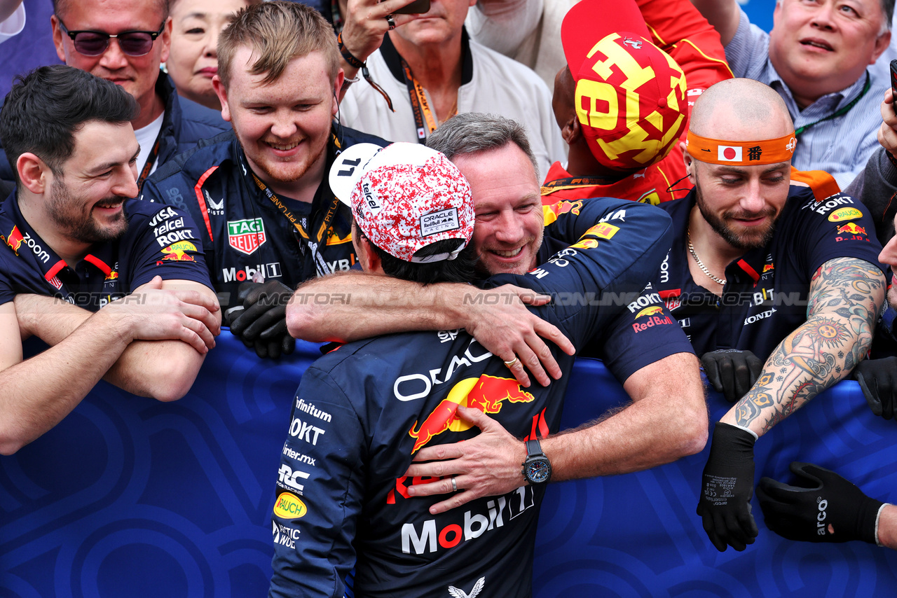 GP GIAPPONE, Second placed Sergio Perez (MEX) Red Bull Racing celebrates with Christian Horner (GBR) Red Bull Racing Team Principal e the team in parc ferme.

07.04.2024. Formula 1 World Championship, Rd 4, Japanese Grand Prix, Suzuka, Japan, Gara Day.

- www.xpbimages.com, EMail: requests@xpbimages.com © Copyright: Moy / XPB Images