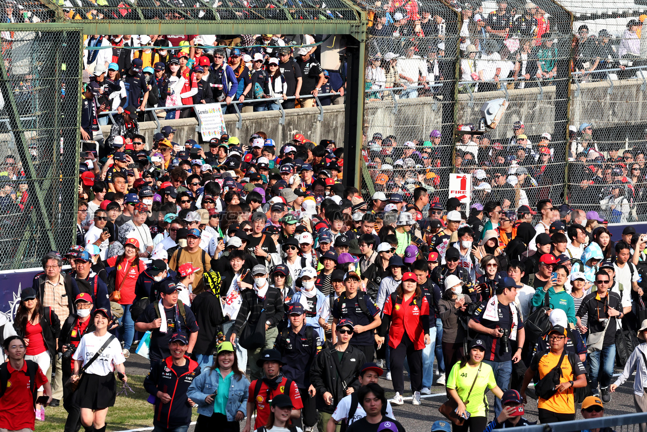 GP GIAPPONE, Podium Atmosfera - fans on the circuit.

07.04.2024. Formula 1 World Championship, Rd 4, Japanese Grand Prix, Suzuka, Japan, Gara Day.

- www.xpbimages.com, EMail: requests@xpbimages.com © Copyright: Moy / XPB Images