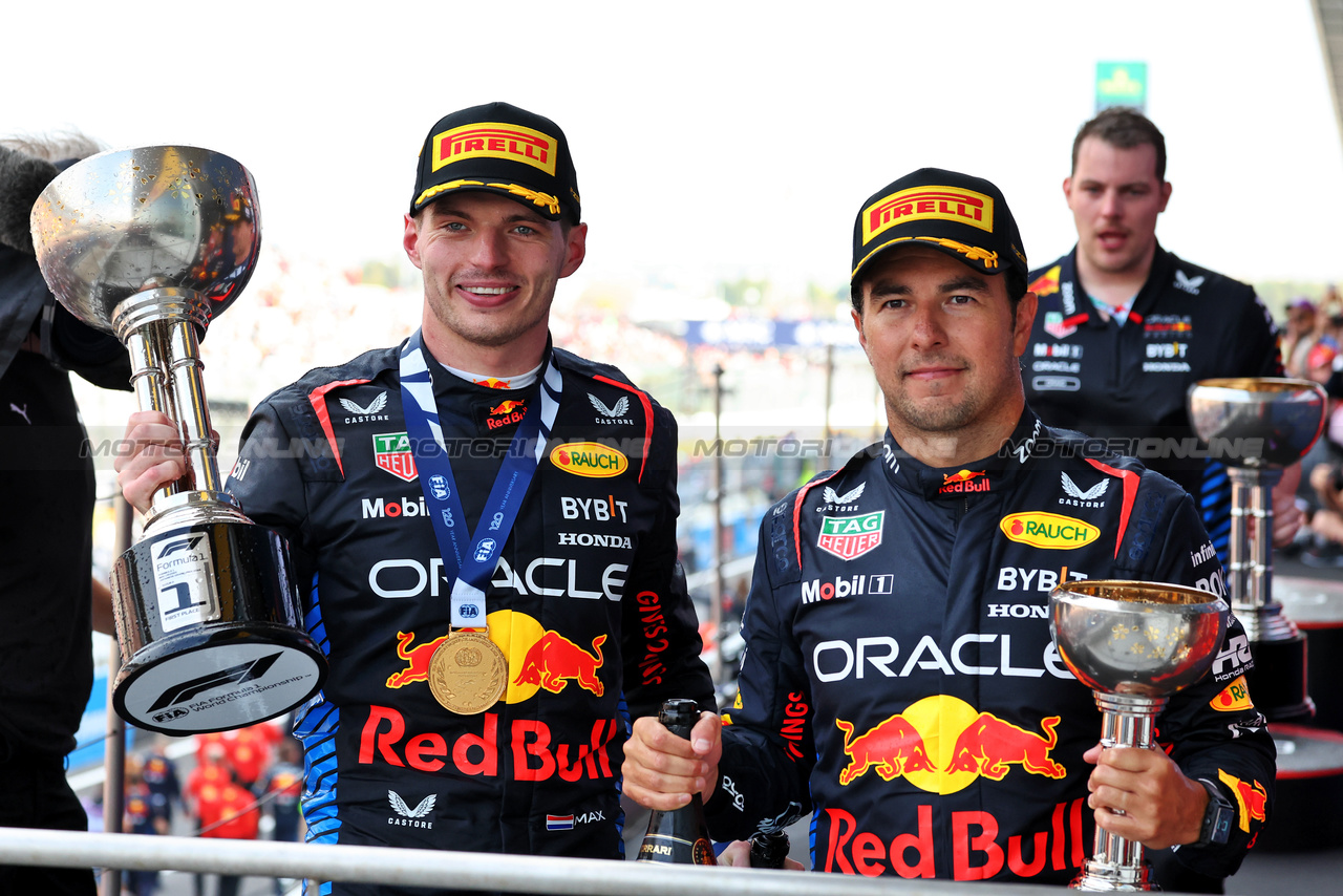 GP GIAPPONE, (L to R): Gara winner Max Verstappen (NLD) Red Bull Racing celebrates on the podium with second placed team mate Sergio Perez (MEX) Red Bull Racing.

07.04.2024. Formula 1 World Championship, Rd 4, Japanese Grand Prix, Suzuka, Japan, Gara Day.

- www.xpbimages.com, EMail: requests@xpbimages.com © Copyright: Moy / XPB Images