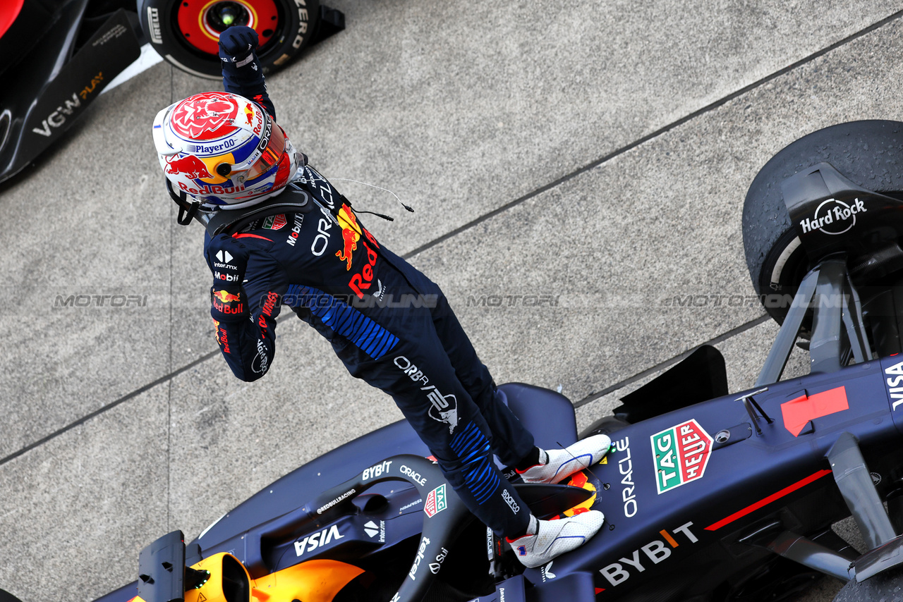GP GIAPPONE, Gara winner Max Verstappen (NLD) Red Bull Racing RB20 celebrates in parc ferme.

07.04.2024. Formula 1 World Championship, Rd 4, Japanese Grand Prix, Suzuka, Japan, Gara Day.

- www.xpbimages.com, EMail: requests@xpbimages.com © Copyright: Moy / XPB Images