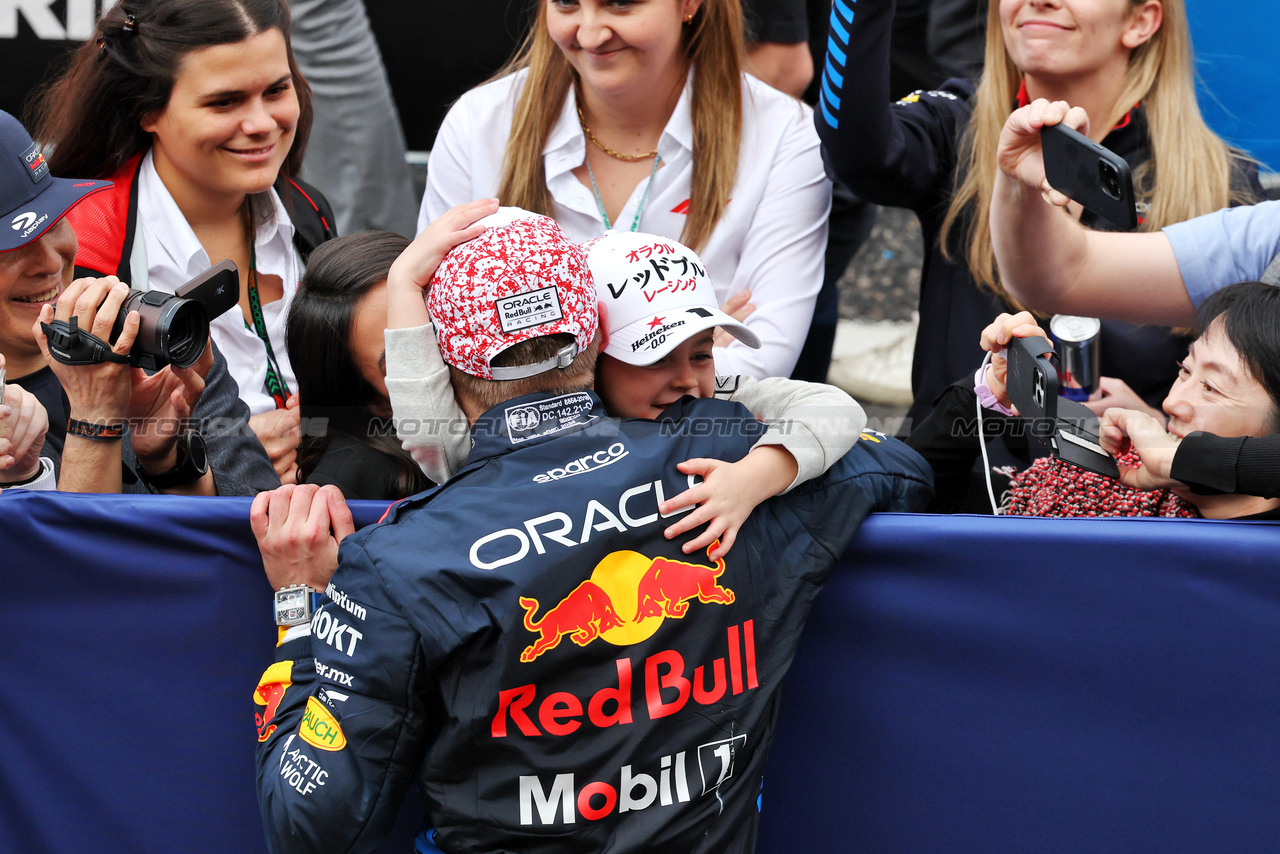 GP GIAPPONE, Gara winner Max Verstappen (NLD) Red Bull Racing celebrates in parc ferme with girlfriend Kelly Piquet (BRA) e her daughter Penelope. 

07.04.2024. Formula 1 World Championship, Rd 4, Japanese Grand Prix, Suzuka, Japan, Gara Day.

- www.xpbimages.com, EMail: requests@xpbimages.com © Copyright: Moy / XPB Images