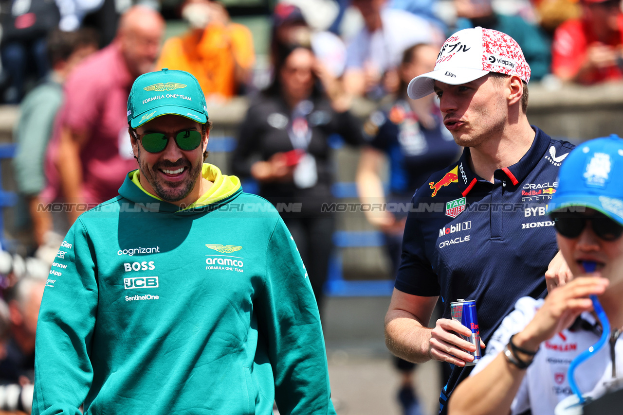 GP GIAPPONE, (L to R): Fernando Alonso (ESP) Aston Martin F1 Team e Max Verstappen (NLD) Red Bull Racing on the drivers' parade.

07.04.2024. Formula 1 World Championship, Rd 4, Japanese Grand Prix, Suzuka, Japan, Gara Day.

- www.xpbimages.com, EMail: requests@xpbimages.com © Copyright: Batchelor / XPB Images