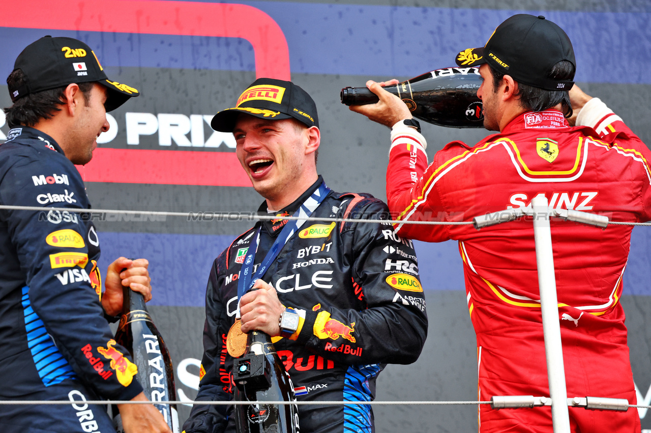 GP GIAPPONE, The podium (L to R): Sergio Perez (MEX) Red Bull Racing, second; Max Verstappen (NLD) Red Bull Racing, vincitore; Carlos Sainz Jr (ESP) Ferrari, third.

07.04.2024. Formula 1 World Championship, Rd 4, Japanese Grand Prix, Suzuka, Japan, Gara Day.

- www.xpbimages.com, EMail: requests@xpbimages.com © Copyright: Charniaux / XPB Images