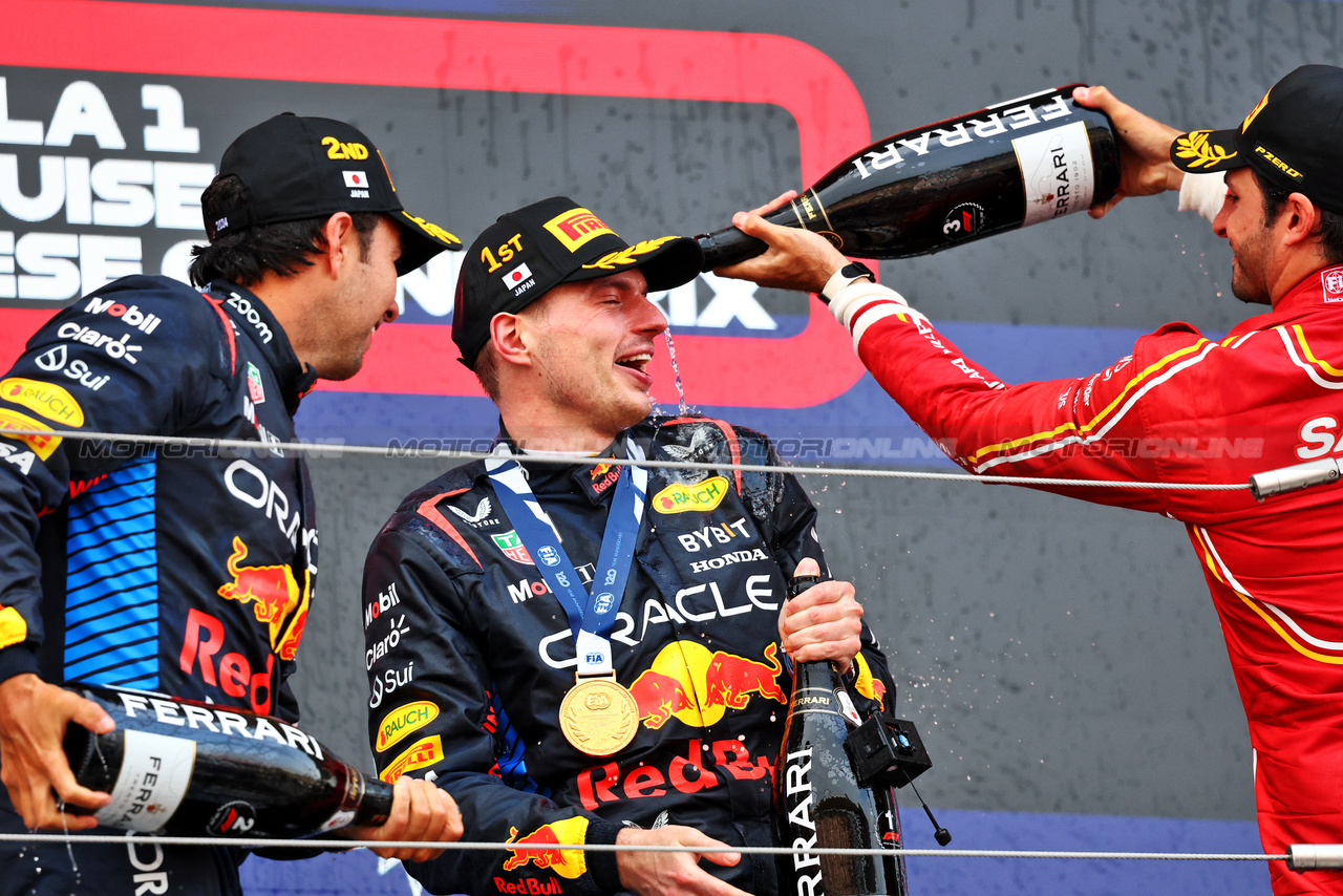 GP GIAPPONE, The podium (L to R): Sergio Perez (MEX) Red Bull Racing, second; Max Verstappen (NLD) Red Bull Racing, vincitore; Carlos Sainz Jr (ESP) Ferrari, third.

07.04.2024. Formula 1 World Championship, Rd 4, Japanese Grand Prix, Suzuka, Japan, Gara Day.

- www.xpbimages.com, EMail: requests@xpbimages.com © Copyright: Charniaux / XPB Images