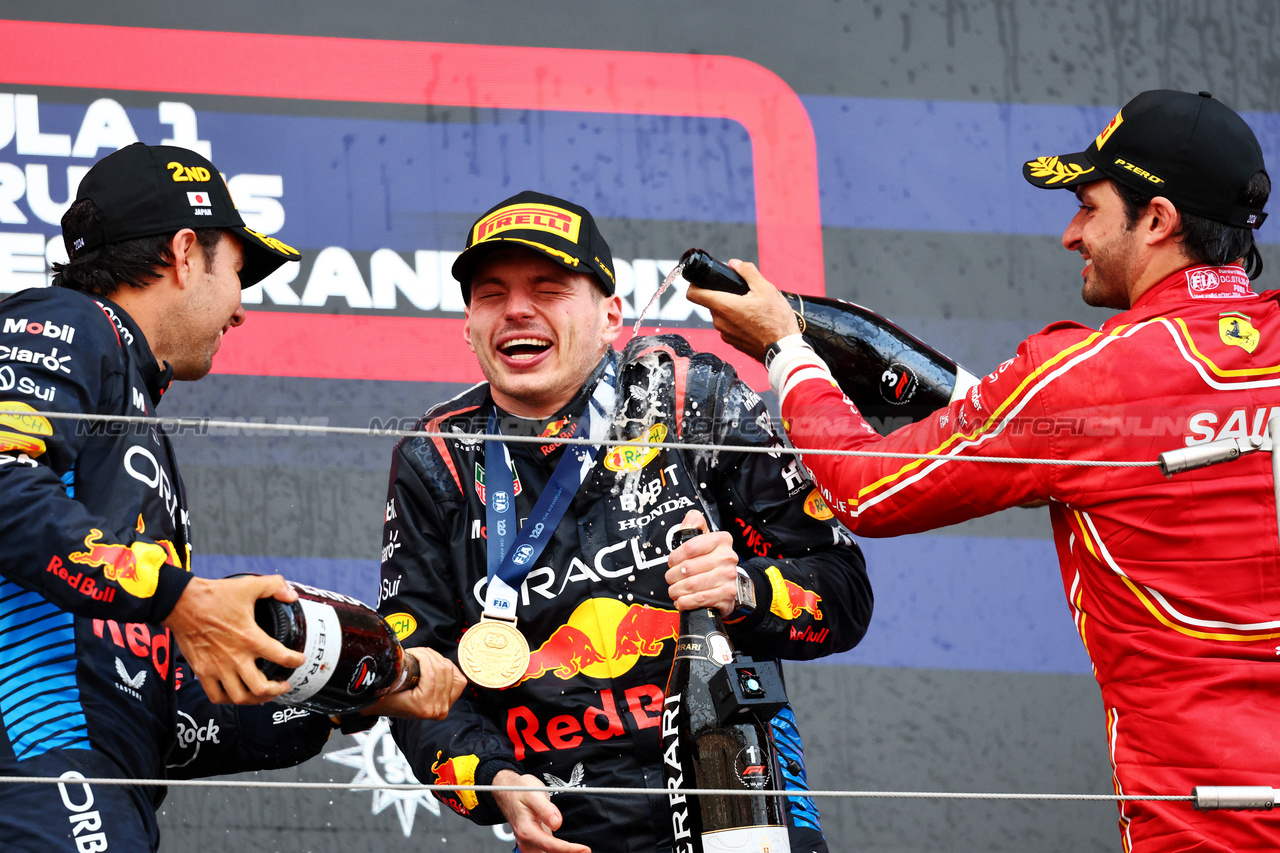 GP GIAPPONE, The podium (L to R): Sergio Perez (MEX) Red Bull Racing, second; Max Verstappen (NLD) Red Bull Racing, vincitore; Carlos Sainz Jr (ESP) Ferrari, third.

07.04.2024. Formula 1 World Championship, Rd 4, Japanese Grand Prix, Suzuka, Japan, Gara Day.

- www.xpbimages.com, EMail: requests@xpbimages.com © Copyright: Charniaux / XPB Images