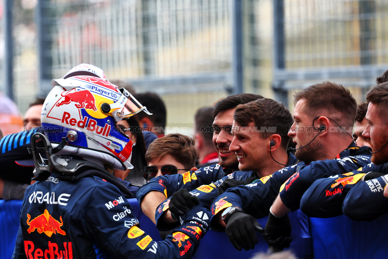 GP GIAPPONE, Gara winner Max Verstappen (NLD) Red Bull Racing celebrates with the team in parc ferme.

07.04.2024. Formula 1 World Championship, Rd 4, Japanese Grand Prix, Suzuka, Japan, Gara Day.

- www.xpbimages.com, EMail: requests@xpbimages.com © Copyright: Charniaux / XPB Images