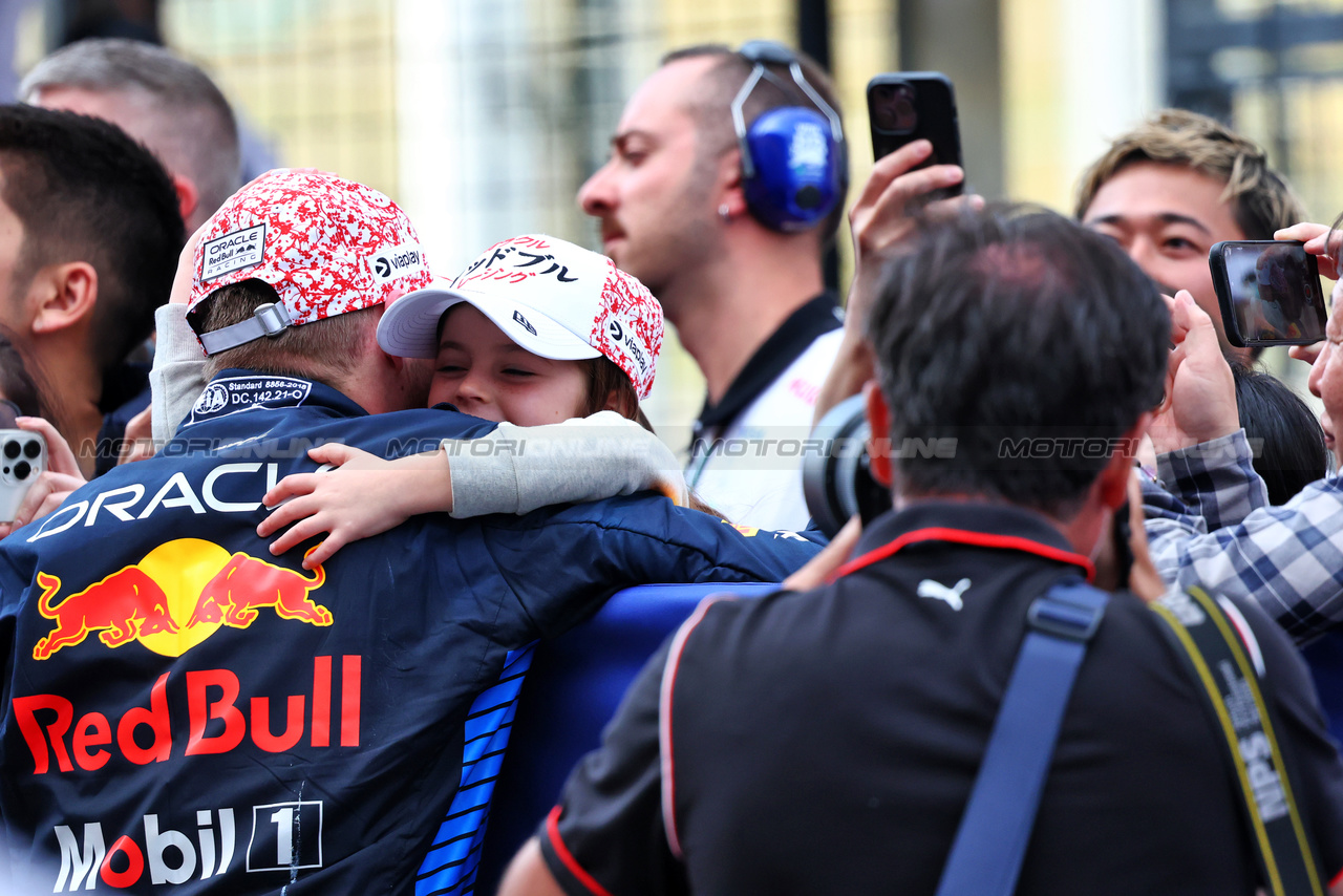 GP GIAPPONE, Gara winner Max Verstappen (NLD) Red Bull Racing celebrates in parc ferme with girlfriend Kelly Piquet (BRA) e her daughter Penelope. 

07.04.2024. Formula 1 World Championship, Rd 4, Japanese Grand Prix, Suzuka, Japan, Gara Day.

- www.xpbimages.com, EMail: requests@xpbimages.com © Copyright: Charniaux / XPB Images