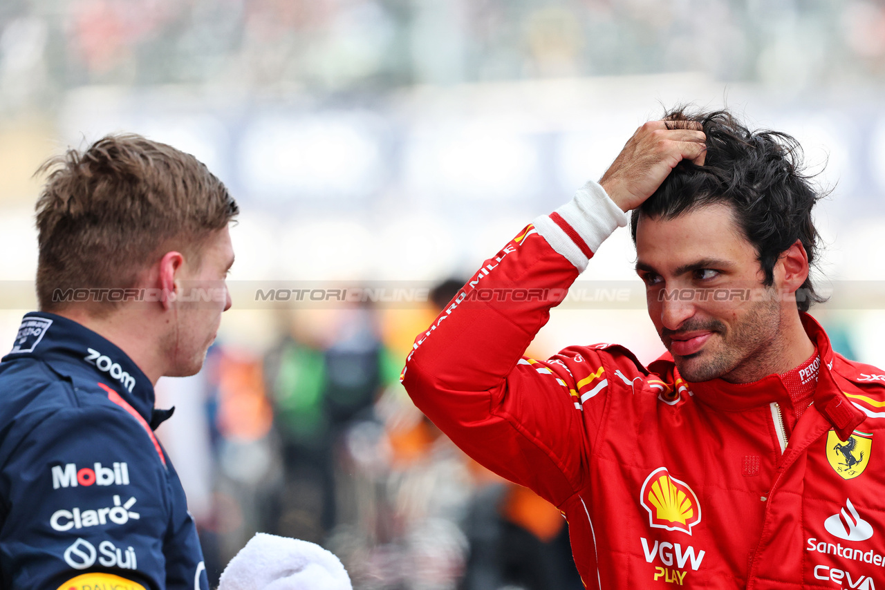 GP GIAPPONE, (L to R): Gara winner Max Verstappen (NLD) Red Bull Racing with third placed Carlos Sainz Jr (ESP) Ferrari in parc ferme.

07.04.2024. Formula 1 World Championship, Rd 4, Japanese Grand Prix, Suzuka, Japan, Gara Day.

- www.xpbimages.com, EMail: requests@xpbimages.com © Copyright: Charniaux / XPB Images