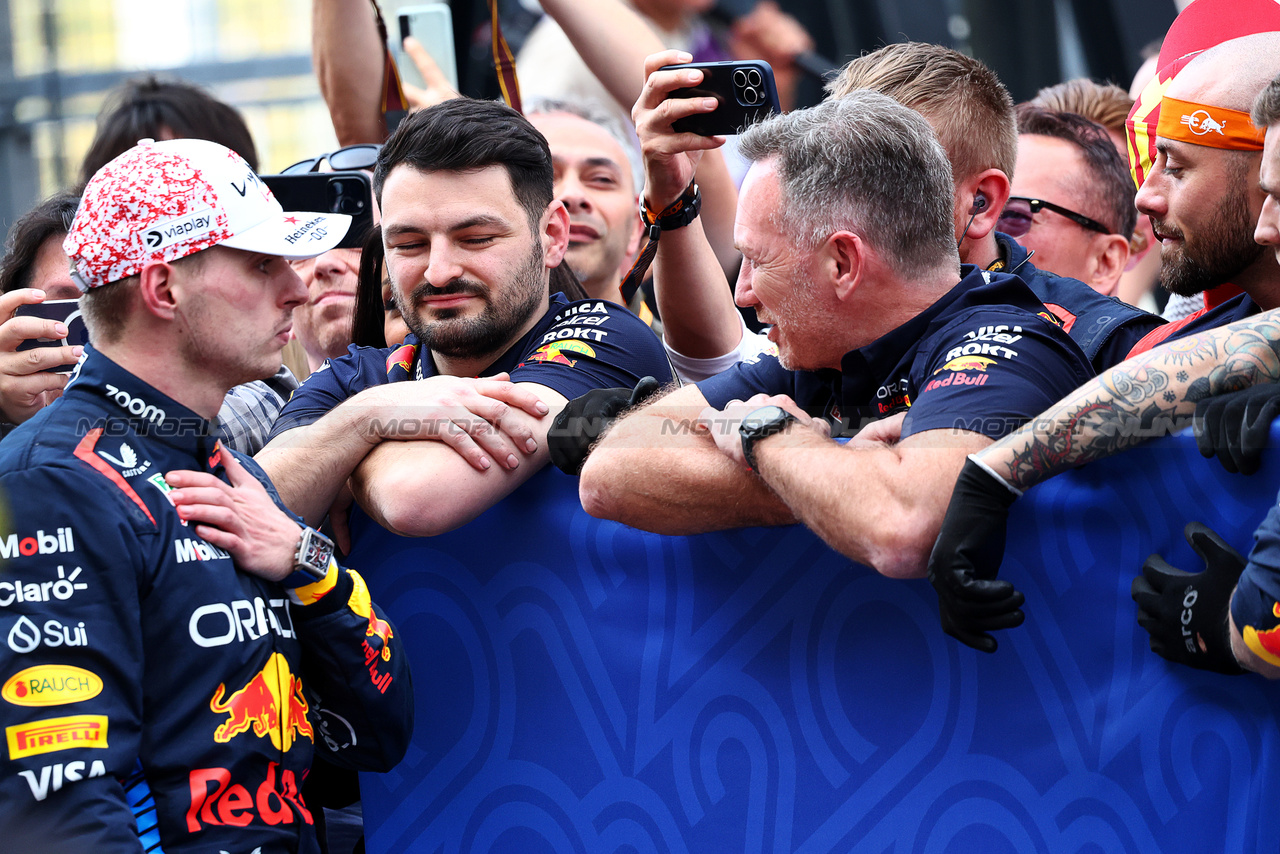 GP GIAPPONE, Gara winner Max Verstappen (NLD) Red Bull Racing with Christian Horner (GBR) Red Bull Racing Team Principal in parc ferme.

07.04.2024. Formula 1 World Championship, Rd 4, Japanese Grand Prix, Suzuka, Japan, Gara Day.

- www.xpbimages.com, EMail: requests@xpbimages.com © Copyright: Charniaux / XPB Images