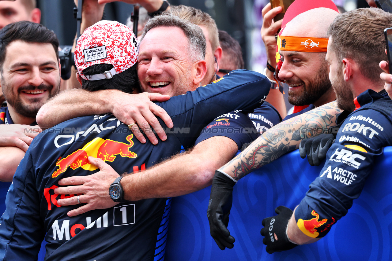 GP GIAPPONE, Sergio Perez (MEX) Red Bull Racing celebrates his second position with Christian Horner (GBR) Red Bull Racing Team Principal in parc ferme.

07.04.2024. Formula 1 World Championship, Rd 4, Japanese Grand Prix, Suzuka, Japan, Gara Day.

- www.xpbimages.com, EMail: requests@xpbimages.com © Copyright: Charniaux / XPB Images