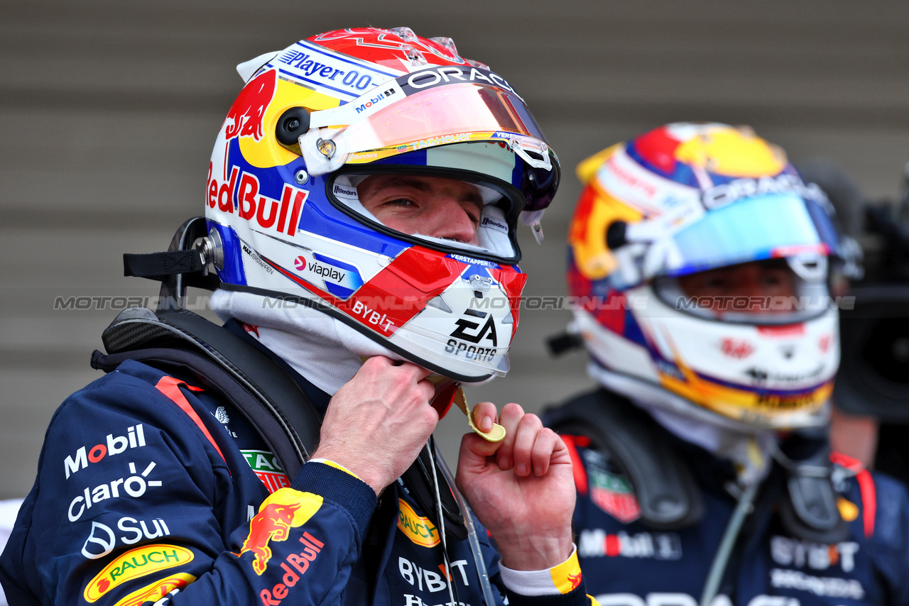 GP GIAPPONE, Gara winner Max Verstappen (NLD) Red Bull Racing with second placed team mate Sergio Perez (MEX) Red Bull Racing in parc ferme.

07.04.2024. Formula 1 World Championship, Rd 4, Japanese Grand Prix, Suzuka, Japan, Gara Day.

 - www.xpbimages.com, EMail: requests@xpbimages.com © Copyright: Coates / XPB Images