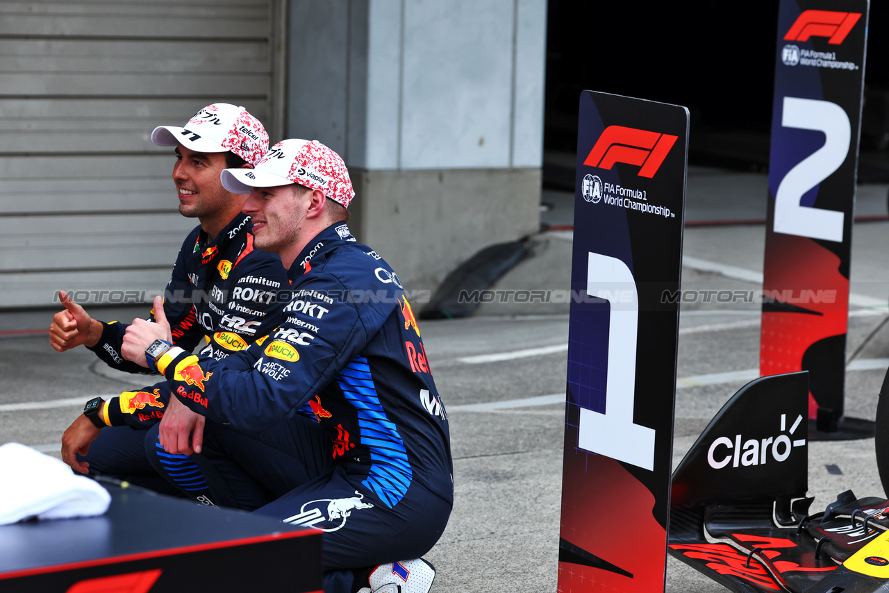 GP GIAPPONE, Gara winner Max Verstappen (NLD) Red Bull Racing with second placed team mate Sergio Perez (MEX) Red Bull Racing in parc ferme.

07.04.2024. Formula 1 World Championship, Rd 4, Japanese Grand Prix, Suzuka, Japan, Gara Day.

 - www.xpbimages.com, EMail: requests@xpbimages.com © Copyright: Coates / XPB Images