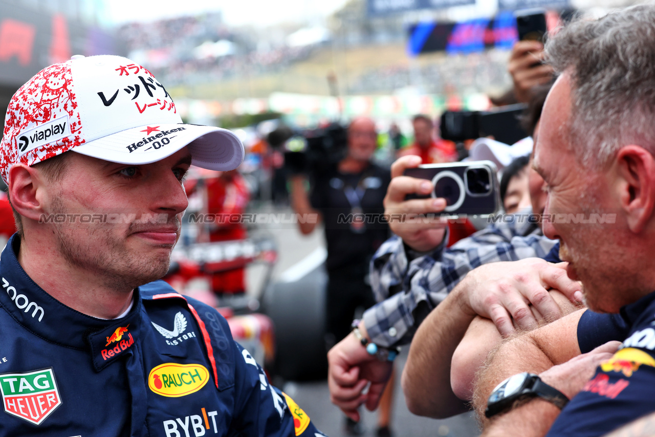 GP GIAPPONE, Gara winner Max Verstappen (NLD) Red Bull Racing with Christian Horner (GBR) Red Bull Racing Team Principal in parc ferme.

07.04.2024. Formula 1 World Championship, Rd 4, Japanese Grand Prix, Suzuka, Japan, Gara Day.

 - www.xpbimages.com, EMail: requests@xpbimages.com © Copyright: Coates / XPB Images