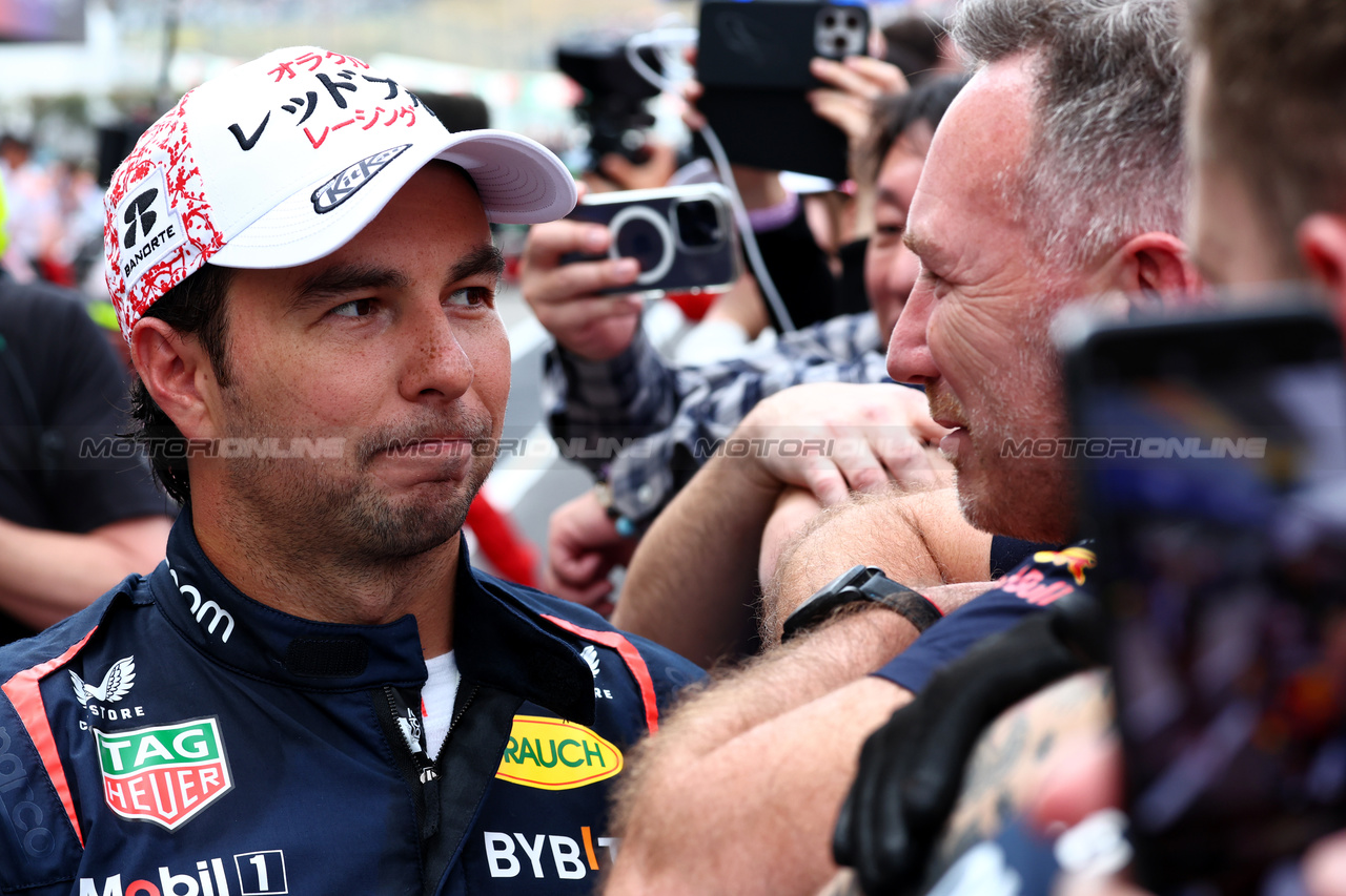 GP GIAPPONE, Second placed Sergio Perez (MEX) Red Bull Racing with Christian Horner (GBR) Red Bull Racing Team Principal in parc ferme.

07.04.2024. Formula 1 World Championship, Rd 4, Japanese Grand Prix, Suzuka, Japan, Gara Day.

 - www.xpbimages.com, EMail: requests@xpbimages.com © Copyright: Coates / XPB Images