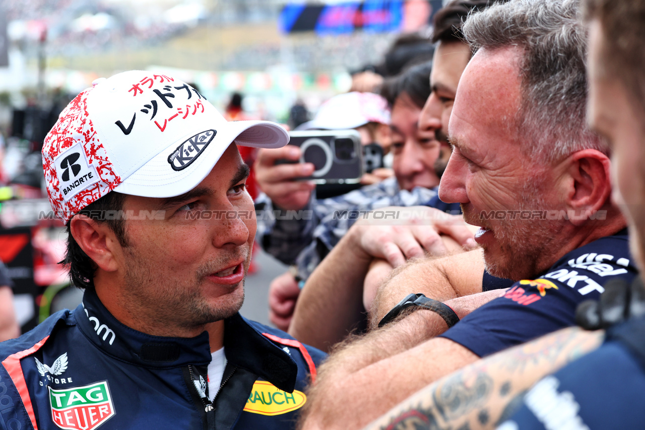 GP GIAPPONE, Second placed Sergio Perez (MEX) Red Bull Racing with Christian Horner (GBR) Red Bull Racing Team Principal in parc ferme.

07.04.2024. Formula 1 World Championship, Rd 4, Japanese Grand Prix, Suzuka, Japan, Gara Day.

 - www.xpbimages.com, EMail: requests@xpbimages.com © Copyright: Coates / XPB Images