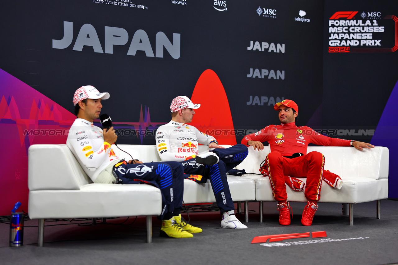 GP GIAPPONE, (L to R): Sergio Perez (MEX) Red Bull Racing; Max Verstappen (NLD) Red Bull Racing; e Carlos Sainz Jr (ESP) Ferrari, in the post race FIA Press Conference.

07.04.2024. Formula 1 World Championship, Rd 4, Japanese Grand Prix, Suzuka, Japan, Gara Day.

 - www.xpbimages.com, EMail: requests@xpbimages.com © Copyright: Coates / XPB Images