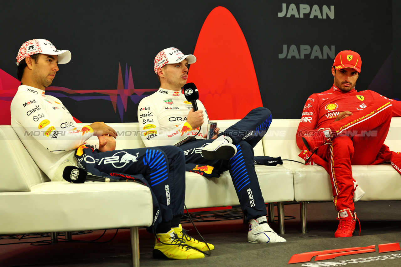 GP GIAPPONE, (L to R): Sergio Perez (MEX) Red Bull Racing; Max Verstappen (NLD) Red Bull Racing; e Carlos Sainz Jr (ESP) Ferrari, in the post race FIA Press Conference.

07.04.2024. Formula 1 World Championship, Rd 4, Japanese Grand Prix, Suzuka, Japan, Gara Day.

 - www.xpbimages.com, EMail: requests@xpbimages.com © Copyright: Coates / XPB Images
