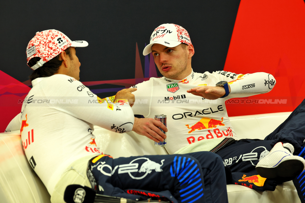GP GIAPPONE, (L to R): Max Verstappen (NLD) Red Bull Racing e team mate Sergio Perez (MEX) Red Bull Racing, in the post race FIA Press Conference.

07.04.2024. Formula 1 World Championship, Rd 4, Japanese Grand Prix, Suzuka, Japan, Gara Day.

 - www.xpbimages.com, EMail: requests@xpbimages.com © Copyright: Coates / XPB Images